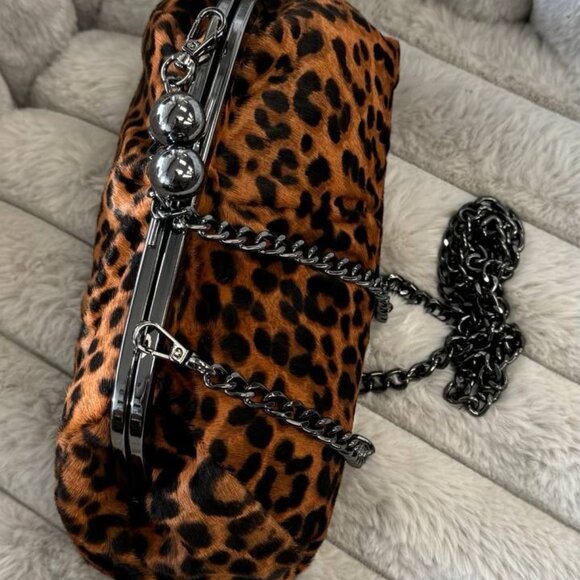 Wild Elegance – Natural Wool Clutch with Leopard Print - Picture 2 of 6